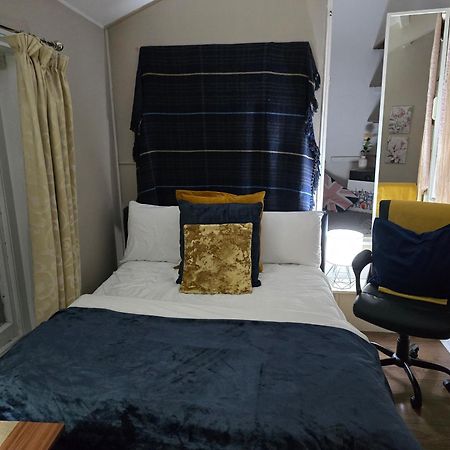 Cotswold Vip Regency Lodge เชลเทนแฮม ภายนอก รูปภาพ