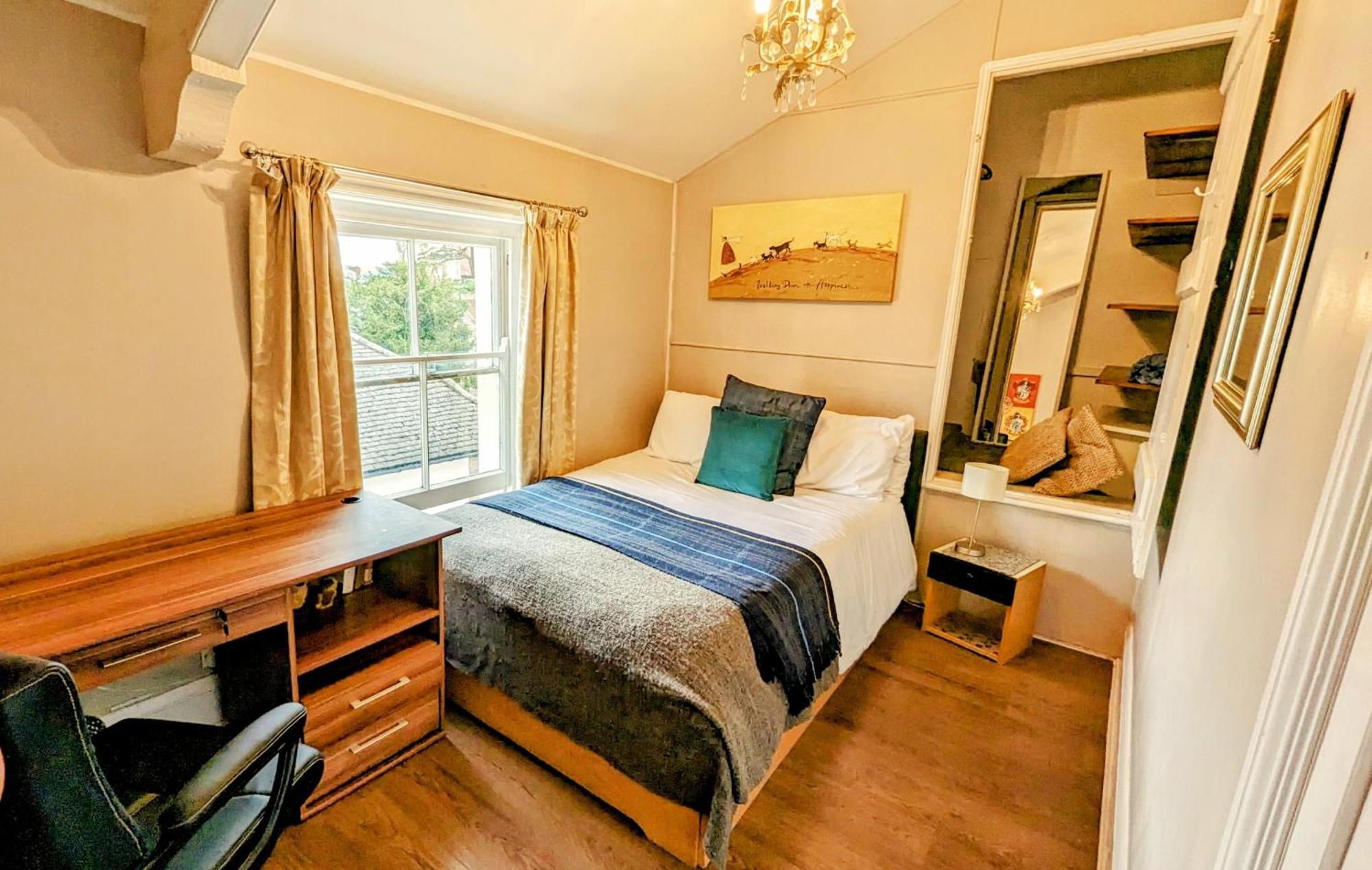 Cotswold Vip Regency Lodge เชลเทนแฮม ภายนอก รูปภาพ