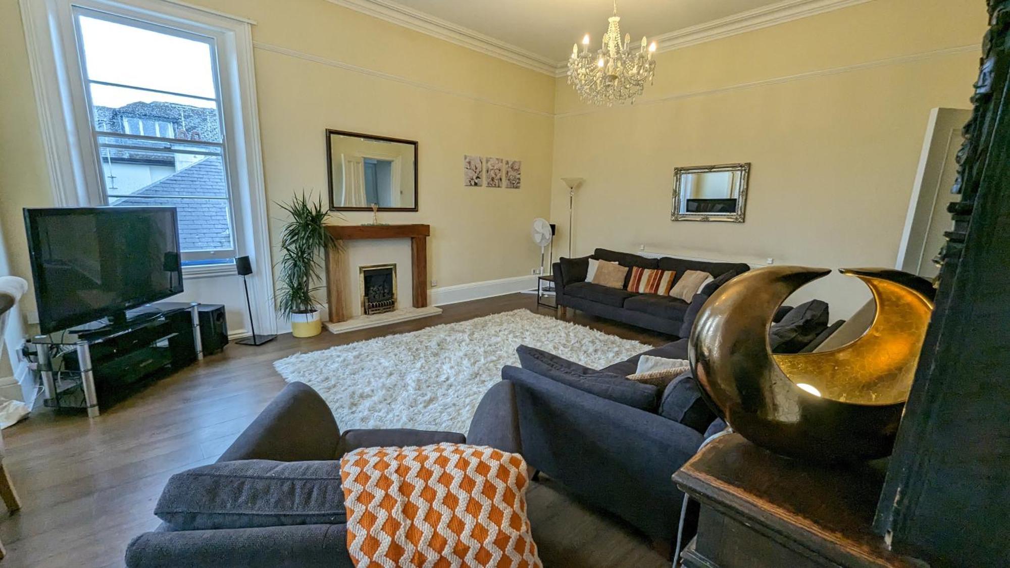 Cotswold Vip Regency Lodge เชลเทนแฮม ภายนอก รูปภาพ