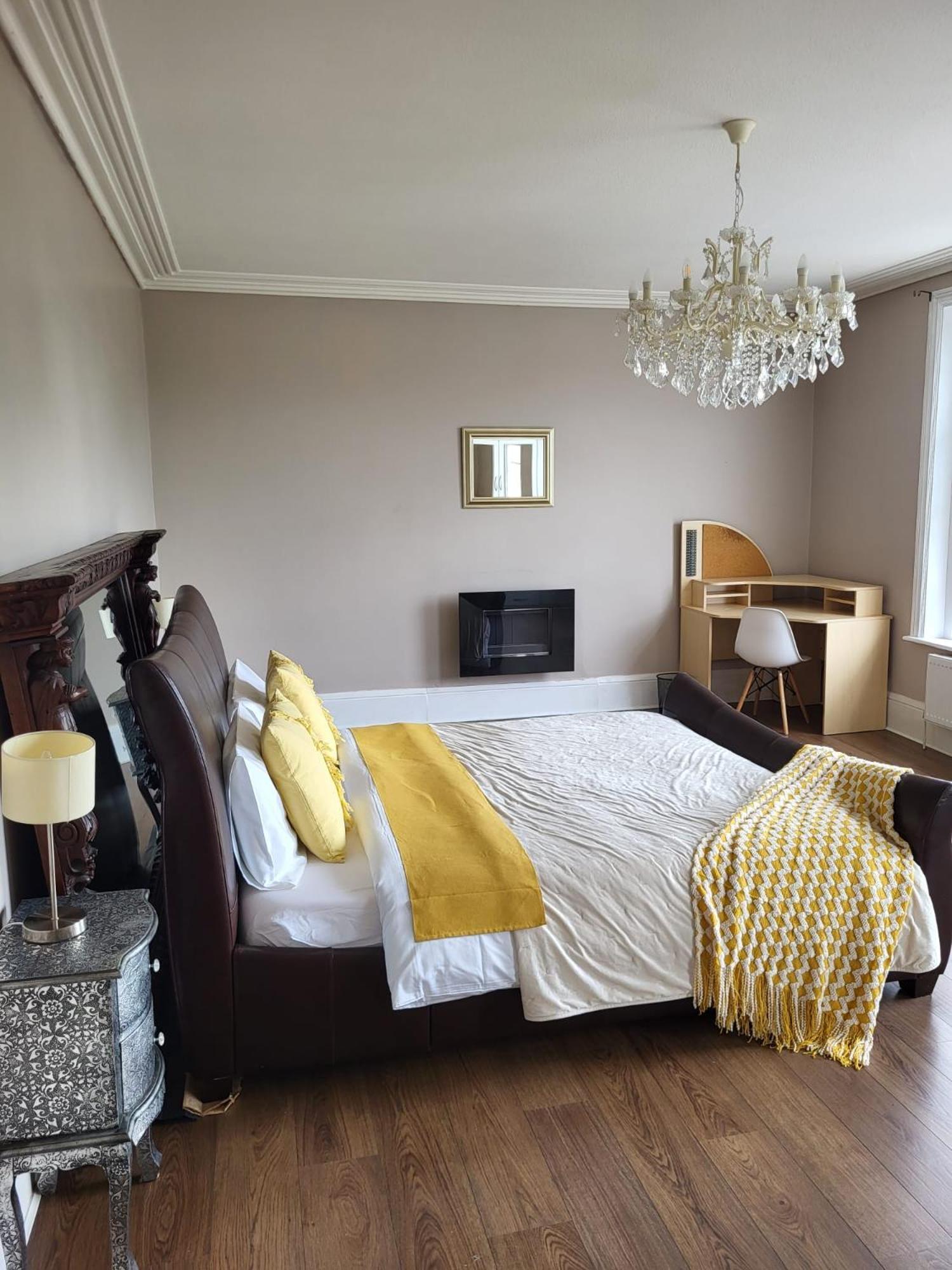 Cotswold Vip Regency Lodge เชลเทนแฮม ภายนอก รูปภาพ