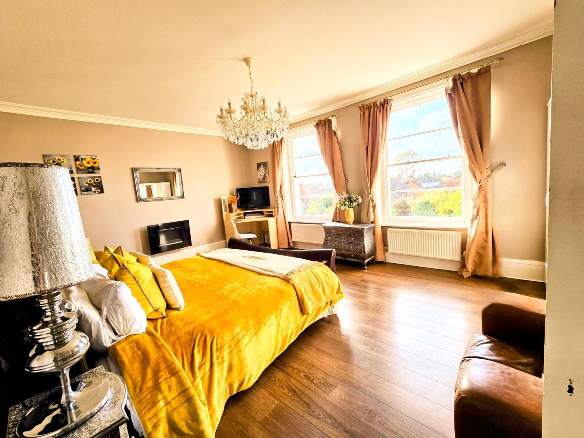 Cotswold Vip Regency Lodge เชลเทนแฮม ภายนอก รูปภาพ